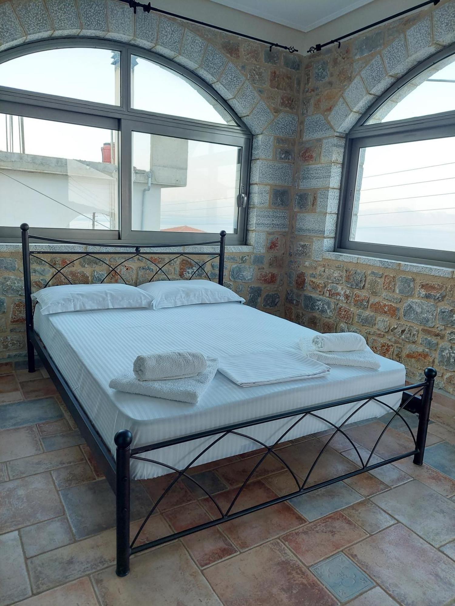 Golden Sunrise Apartment Gythio Exterior photo